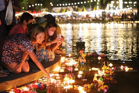 Loy Krathong Juhlan ja Ajanmukaisen Taiteen Synteesi; Kuinka Muinaisen Sukon Tyyliä Yhdistettiin Uusiin Tekniikoihin